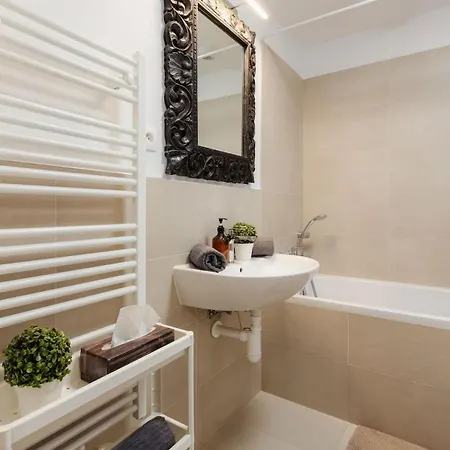 דירה Flystay Balcony Retreat